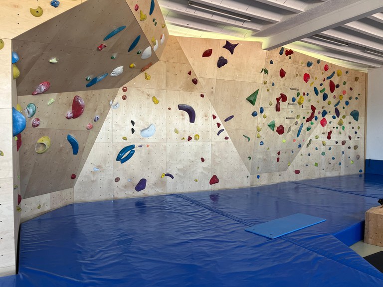 Nou equipament d'escalada en bloc
